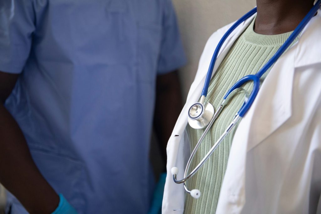 eine Person, die ein Stethoskop hält